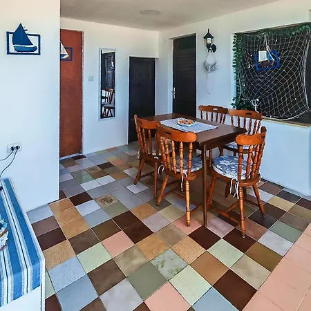Apartman Awesome In With House Sea View